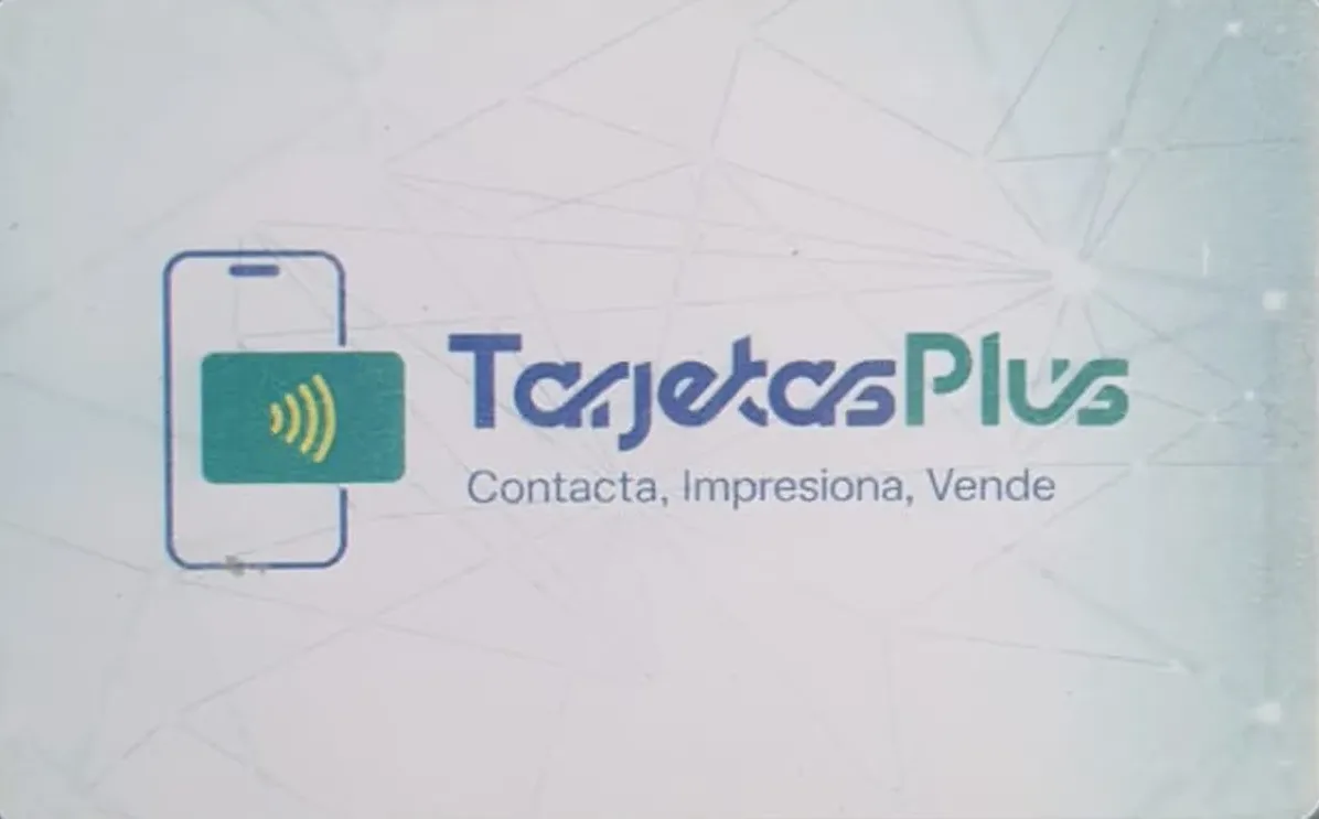 Tarjeta NFC de Tarjetas Plus con logo de celular y chip NFC y el lema Contacta, Impresiona, Vende